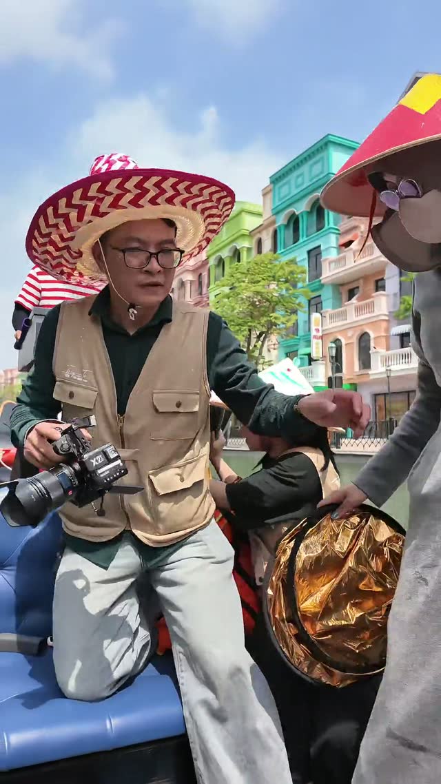 Ekip Thúy Tô trong buổi chụp cưới trên sông Venice