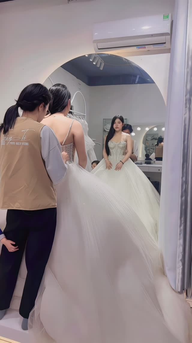 Cô dâu thử váy cưới tại studio