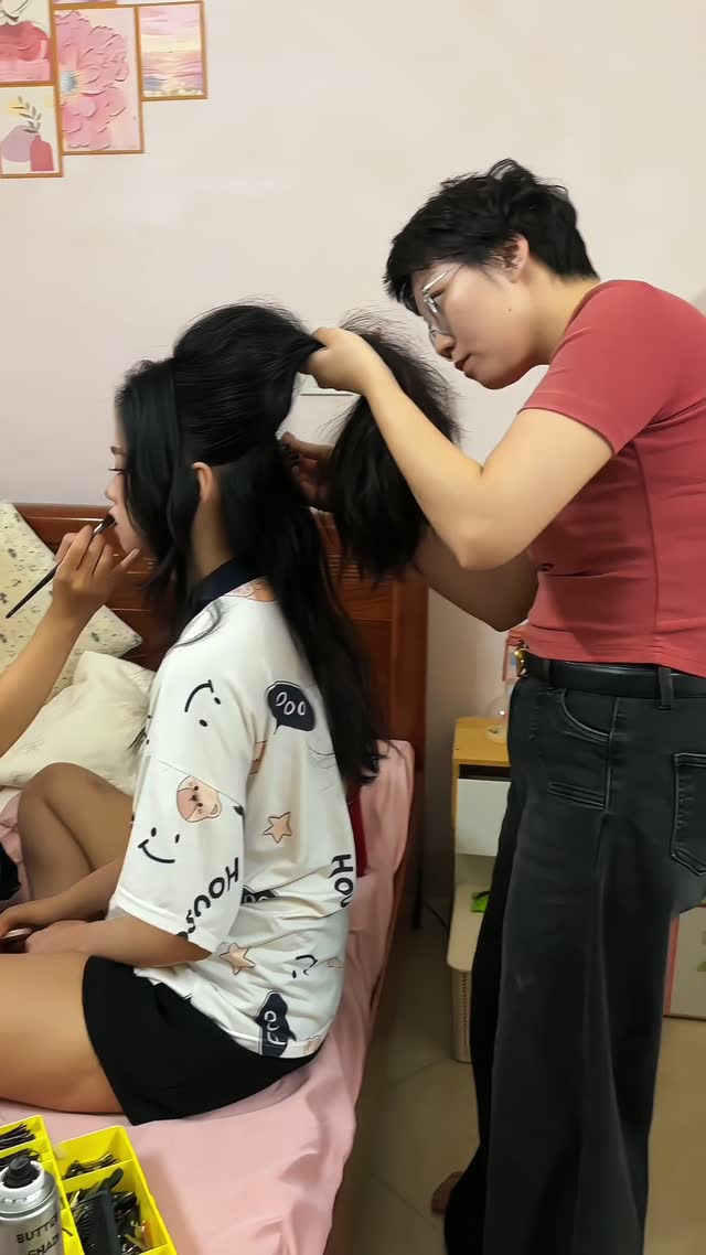 Làm tóc cô dâu trước giờ lên xe hoa