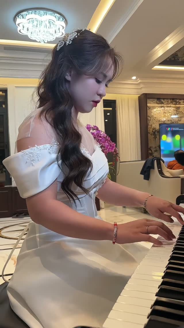 Cô dâu đánh đàn trong đám cưới của mình