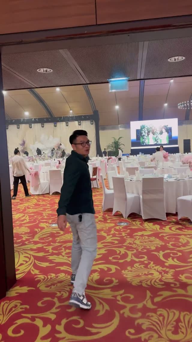Hậu trường đi xem rạp cưới cùng cô dâu chú rể