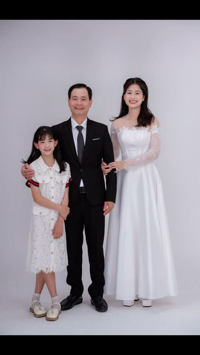 Kỷ niệm 20 năm ngày cưới: váy cưới rồi áo dài Tết cả nhà