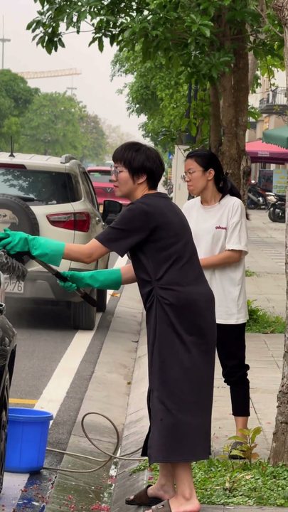 Cả ekip rửa xe cưới trước chuyến đón dâu tiếp theo