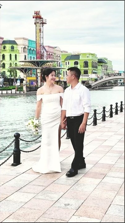 Kỷ niệm 20 năm ngày cưới bên bờ kênh Grand World