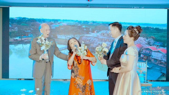 Bà ngoại cô dâu hát Mùa xuân bên cửa sổ trong lễ cưới