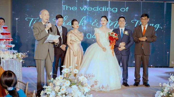 Ông ngoại cô dâu phát biểu trong lễ thành hôn