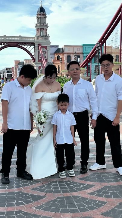 Váy cưới và voan bay trên cầu Đông Tây — kỷ niệm 20 năm