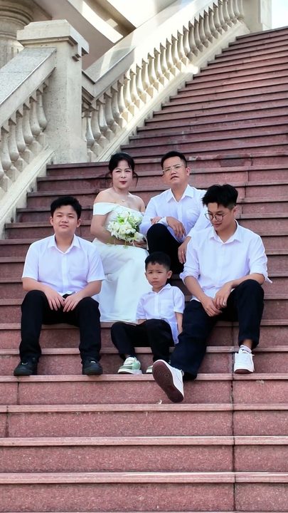 Kỷ niệm 20 năm ngày cưới cùng ba cậu con trai