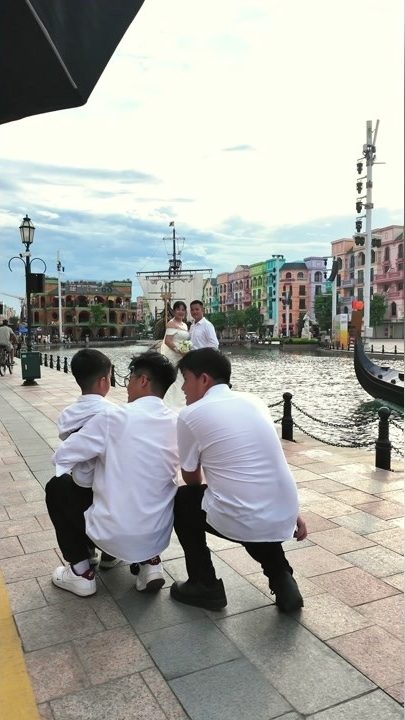 Các con chạy quanh bố mẹ trong buổi chụp kỷ niệm ngày cưới