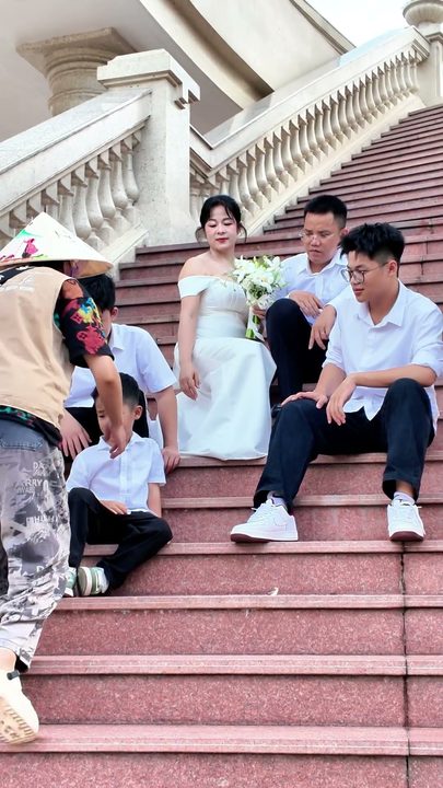 Chụp kỷ niệm ngày cưới: cậu út dỗi, cả ekip thành bảo mẫu