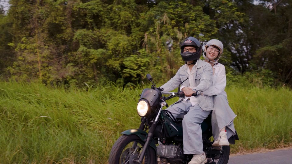 Một chiếc xe cũ, hai bộ denim — và cả tuổi đôi mươi quay trở lại